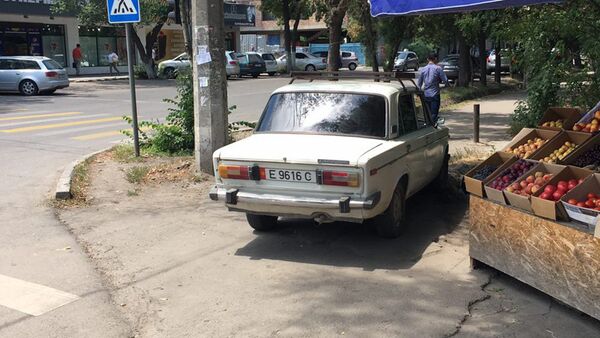 Неправильная парковка авто в Бишкеке - Sputnik Кыргызстан