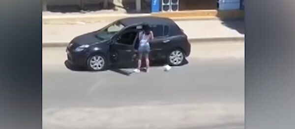 Из-за опасного дорожного флешмоба пострадала девушка — не повторяйте за ней - Sputnik Кыргызстан