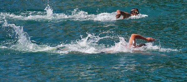 Суугу түшүп жаткан адамдар. Архив Суугу түшүп жаткан адамдар. Архив - Sputnik Кыргызстан