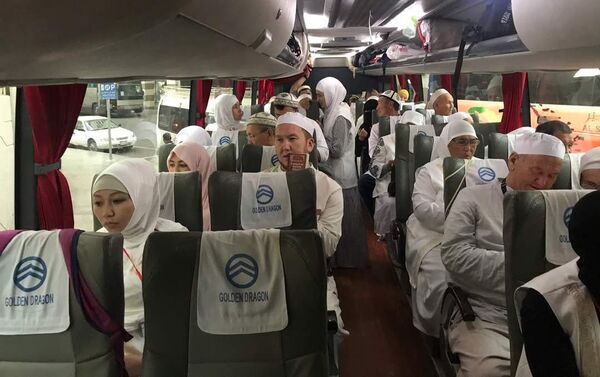 Их встретили работники штаба по организации хаджа и отправили в Мекку на автобусах. - Sputnik Кыргызстан