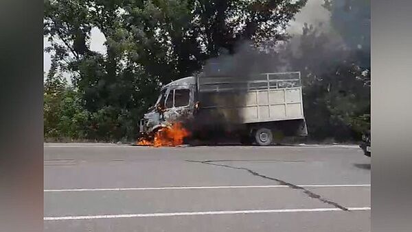 На трассе Бишкек — Нарын — Торугарт горит грузовик. Видео - Sputnik Кыргызстан