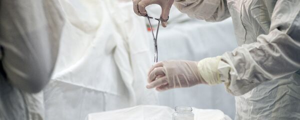 Хирург во время операции. Архивное фото - Sputnik Кыргызстан