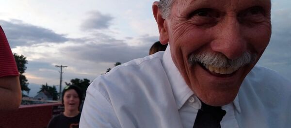 Дедушка не разобрался в телефоне и случайно снял хит соцсетей. Видео - Sputnik Кыргызстан