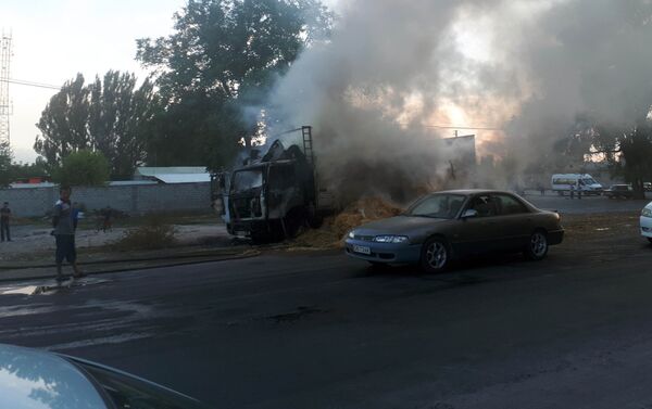 В селе Ивановка Чуйской области сгорел грузовой автомобиль с сеном - Sputnik Кыргызстан