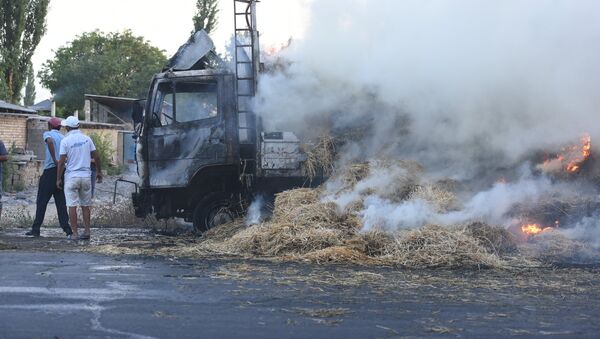 Сгорело грузовое авто с сеном в селе Ивановка - Sputnik Кыргызстан
