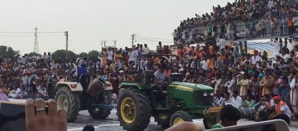 Индияда эл жык турган трибуна урап калды, каза болгондор бар. Видео - Sputnik Кыргызстан