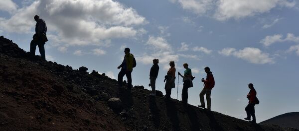 Туристы в горах. Архивное фото Туристы в горах. Архивное фото - Sputnik Кыргызстан