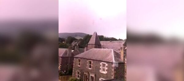 Женщина снимала грозу, и в телефон ударила молния. Видео - Sputnik Кыргызстан