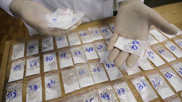 Экспертное исследование наркотического вещества - кокаина. Архивное фото - Sputnik Кыргызстан