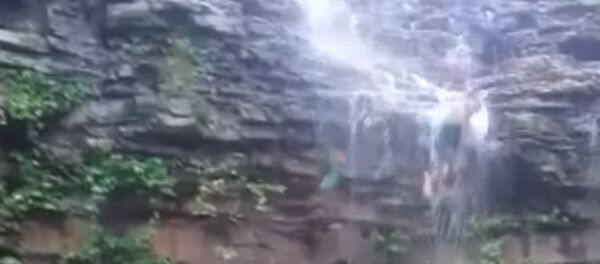 Турист сорвался с водопада, пытаясь сделать эффектное селфи — видео из Индии - Sputnik Кыргызстан