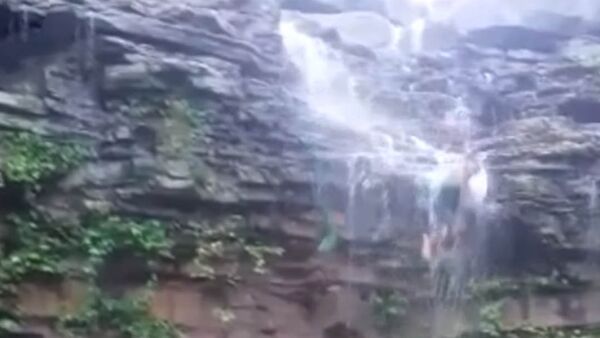 Турист сорвался с водопада, пытаясь сделать эффектное селфи — видео из Индии - Sputnik Кыргызстан