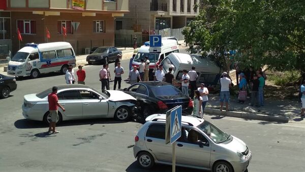 На пересечении улиц Калыка Акиева и Рыскулова произошло ДТП с участием кареты скорой помощи - Sputnik Кыргызстан
