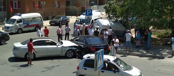 Бишкекте тез жардам автоунаасын BMW үлгүсүндөгү автоунаа коюп кеткенин окуянын күбөсү Sputnik Кыргызстан агенттигине билдирди - Sputnik Кыргызстан