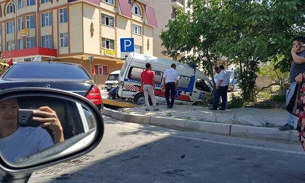 В Бишкеке в карету скорой помощи врезался автомобиль BMW - Sputnik Кыргызстан