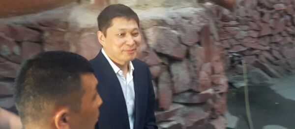 Сапар Исаков с улыбкой вышел из здания суда, сторонники аплодировали. Видео - Sputnik Кыргызстан