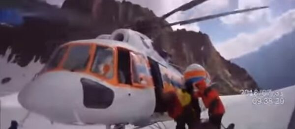 Как спасали попавших под камнепад в Кыргызстане туристов — видео - Sputnik Кыргызстан