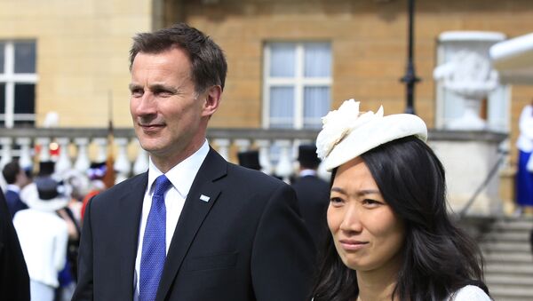 Глава МИД Великобритании Джереми Хант и его супруга Люсия Гуо - Sputnik Кыргызстан