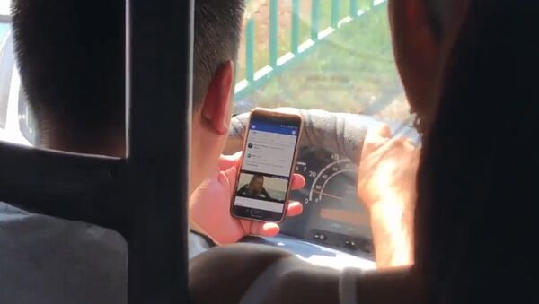 Водитель бишкекской маршрутки едет и смотрит ролик в телефоне. Видео - Sputnik Кыргызстан