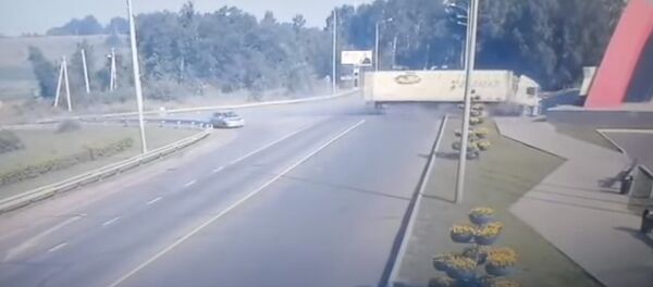 Фура на огромной скорости врезалась в бетонную стелу — шокирующее видео - Sputnik Кыргызстан