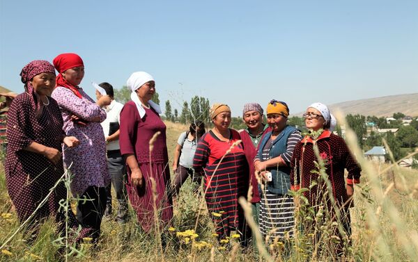 Андан тышкары, учурда жаратылыш кырсыктарынын алдын алуу жана айылдыктарды өзгөрүп жаткан климатка көндүрүү боюнча иштер жасалып жатканы айтылат - Sputnik Кыргызстан