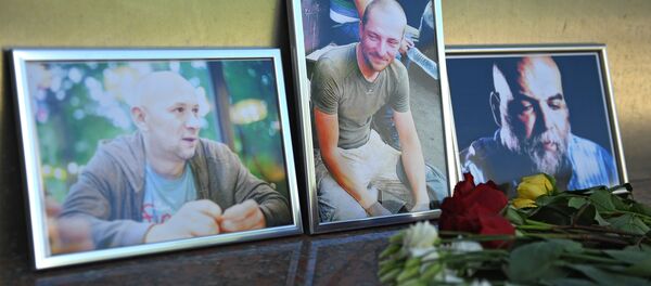 Цветы у Дома журналиста в память о троих убитых в Центральноафриканской Республике журналистах - Sputnik Кыргызстан