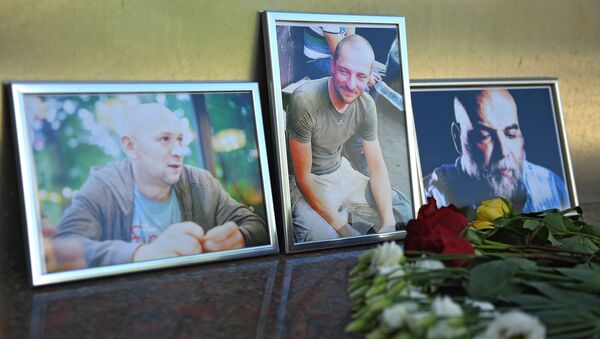 Цветы у Дома журналиста в память о троих убитых в Центральноафриканской Республике журналистах - Sputnik Кыргызстан