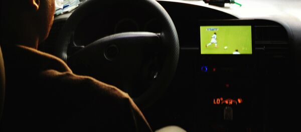 Видео көрүп жаткан айдоочу. Архив - Sputnik Кыргызстан