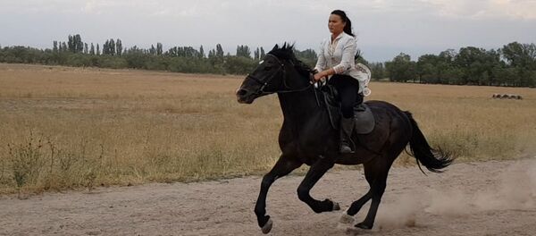 Эр сайышта жигиттерди сулаткан Диана. Каскадер кыздын өнөрү видеодо Эр сайышта жигиттерди сулаткан Диана. Каскадер кыздын өнөрү видеодо - Sputnik Кыргызстан