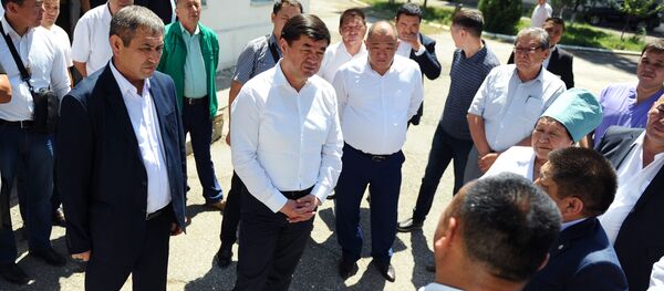 Премьер-министр Мухаммедкалый Абылгазиев Кара-Көл шаарында жайгашкан Рысбеков атындагы оорукананын жамааты менен жолугуп жатып медициналык кызматкерлердин айрым категориясы үчүн айлык акыны жогорулатууга каражат изделип жатканын айтты - Sputnik Кыргызстан