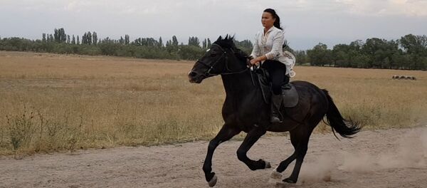 Участница конкурсов красоты КР лихо скачет на коне и показывает трюки — видео - Sputnik Кыргызстан