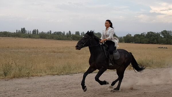 Участница конкурсов красоты КР лихо скачет на коне и показывает трюки — видео - Sputnik Кыргызстан