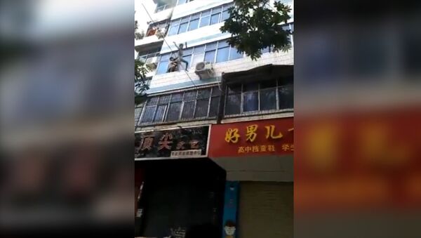 Мать сбросила двух детей с 5 этажа во время пожара. Видео - Sputnik Кыргызстан