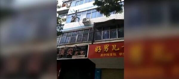 Мать сбросила двух детей с 5 этажа во время пожара. Видео - Sputnik Кыргызстан