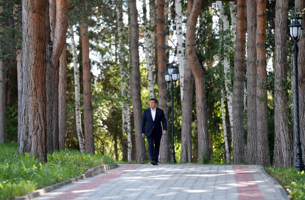 Сооронбай Жээнбеков президент болуп келгенден бери биринчи ирет эмгек өргүүсүн алды - Sputnik Кыргызстан