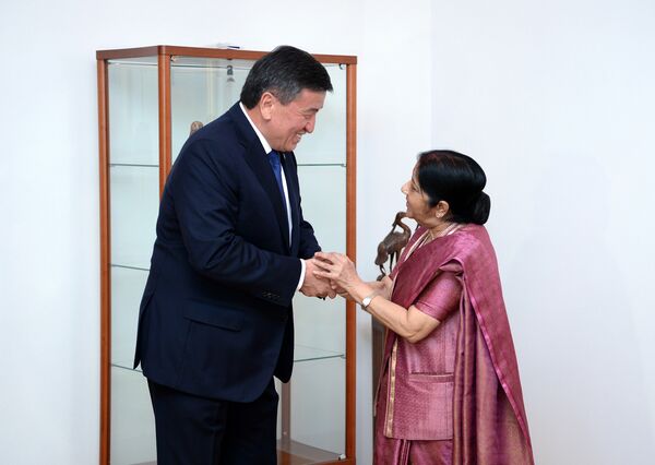 Президент Сооронбай Жээнбеков принял министра иностранных дел Индии Сушму Сварадж - Sputnik Кыргызстан