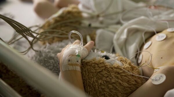 Ребенок лежит на больничной койке. Архивное фото - Sputnik Кыргызстан