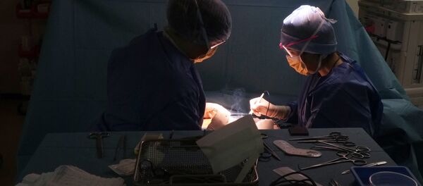 Хирурги во время операции. Архивное фото - Sputnik Кыргызстан