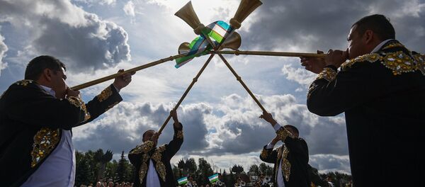 Өзбекстандык ырчылар концерт учурунда. Архив - Sputnik Кыргызстан