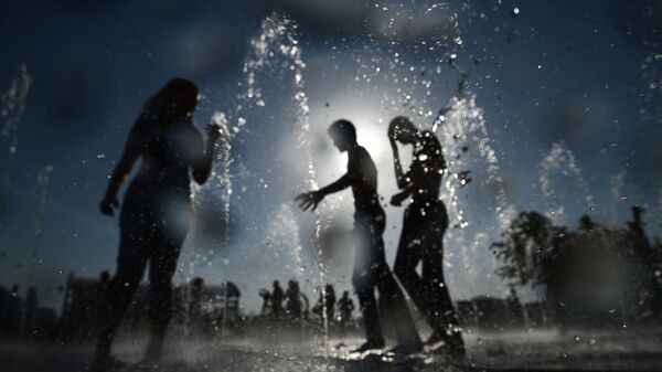 Молодые люди у фонтанов в жаркую погоду. Архивное фото - Sputnik Кыргызстан