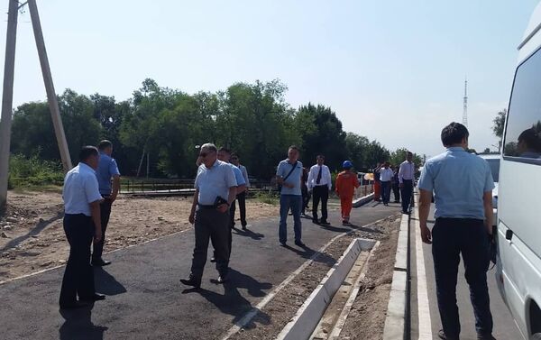 С обеих сторон есть тротуары. Здесь отремонтировали и саму дорогу на трехкилометровом участке от Жибек Жолу до Саадаева - Sputnik Кыргызстан