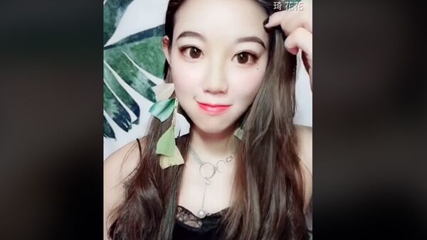 Чудеса макияжа — китаянка превратилась из дурнушки в красавицу. Видео - Sputnik Кыргызстан
