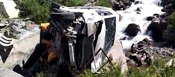 Төө-Ашууда фура сүзгөн микроавтобустар жарга такалып калды. Видео - Sputnik Кыргызстан