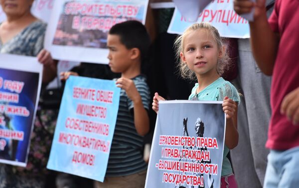 По словам активистки Каличи Омуралиевой, митингующие сделали шесть чучел, олицетворяющих пять фракций БГК и Национальную комиссию по госязыку. - Sputnik Кыргызстан