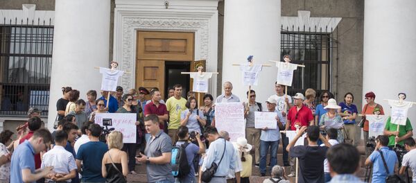 Бишкек мэриясынын алдында мэрге альтернативдүү талапкер көрсөтө албаган шаардык кеңештеги фракцияларга жана мэрликке талапкер Азиз Суракматовду кыргыз тилин билет деп чечим чыгарган Мамлекеттик тил боюнча улуттук комиссиянын мүчөлөрүнө каршы митинг өтүп жатат. - Sputnik Кыргызстан