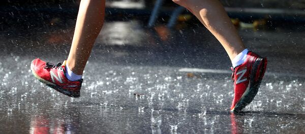 Человек идет по улице во время дождя. Архивное фото - Sputnik Кыргызстан