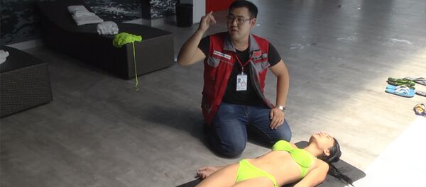 Бишкекская красотка тонет в бассейне — как оказать первую помощь - Sputnik Кыргызстан