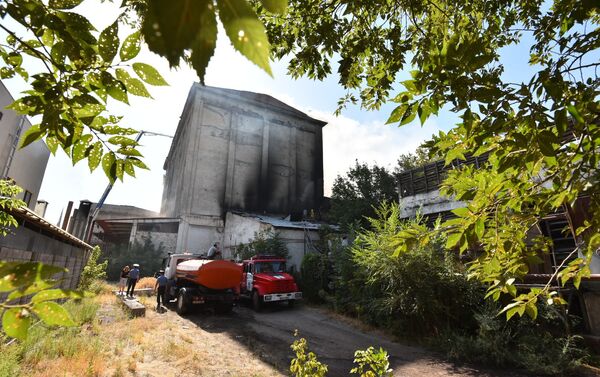 В Бишкеке горит здание мукомольного комбината - Sputnik Кыргызстан