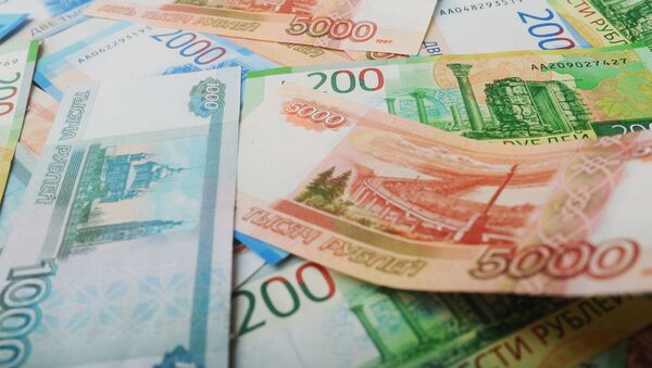 Банкноты номиналом 200, 2000 и 5000 тысяч рублей. Архивное фото - Sputnik Кыргызстан