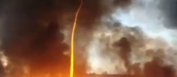 Асманга көтөрүлгөн өрт. Британияда от чалган торнадону видеого тартып алышты - Sputnik Кыргызстан