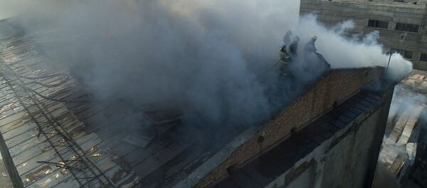Пожар на крупном комбинате в Бишкеке  — видео с дрона - Sputnik Кыргызстан
